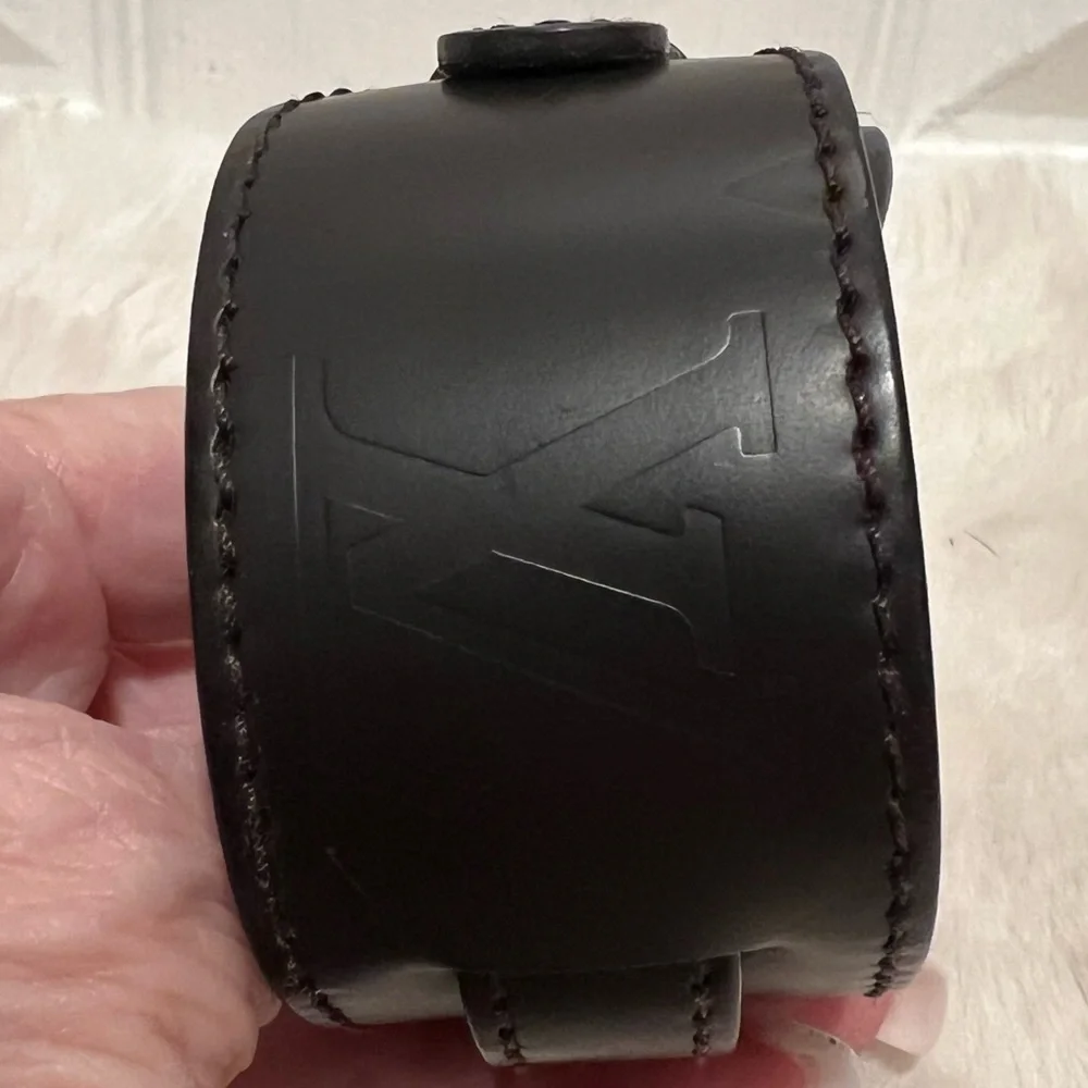 LOUIS VUITTON MONOGRAM GLASE FORCE WRAP LEATHER BRACELET. - Picture 6 of 15